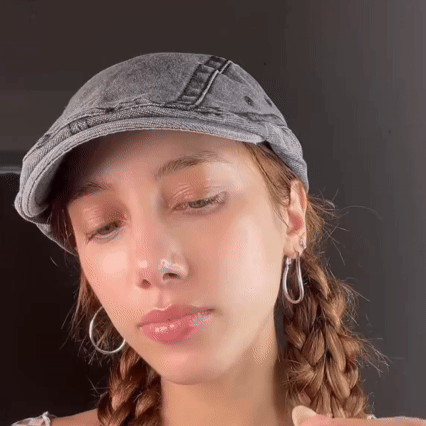 Analiza esta imagen y créame 3 imágenes para colocar en mi pagina principal de product page, con 3 variaciones de esta imagen, que contengan gatillos mentales como escases, urgencia, autoridad y exclusividad. Con textos persuasivos, Ofertas con un porcentaje del 30% de Descuento, diferentes Ángulos de ventas e hipnotismo para que llamen la atención del cliente y tenga mejor conversión mi pagina. Muy importante, también quiero que contenga el nombre del producto. Y con Formatos 1080x1080. El producto se llama